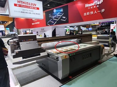 Mesa de vacío instalada en una máquina de impresión