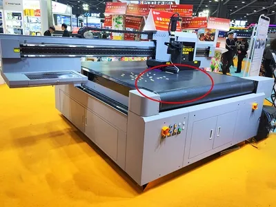 Mesa de vacío instalada en una máquina de impresión